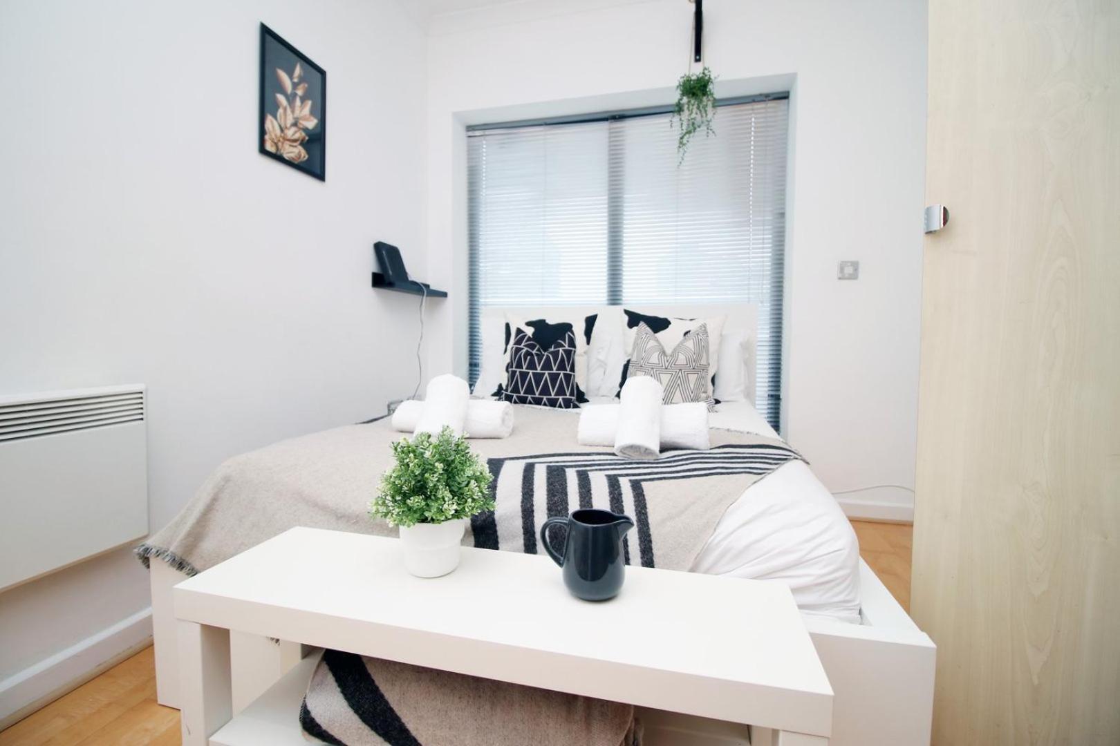 Centrally Located Spacious 2Br | Cohost Partners Cardiff Extérieur photo