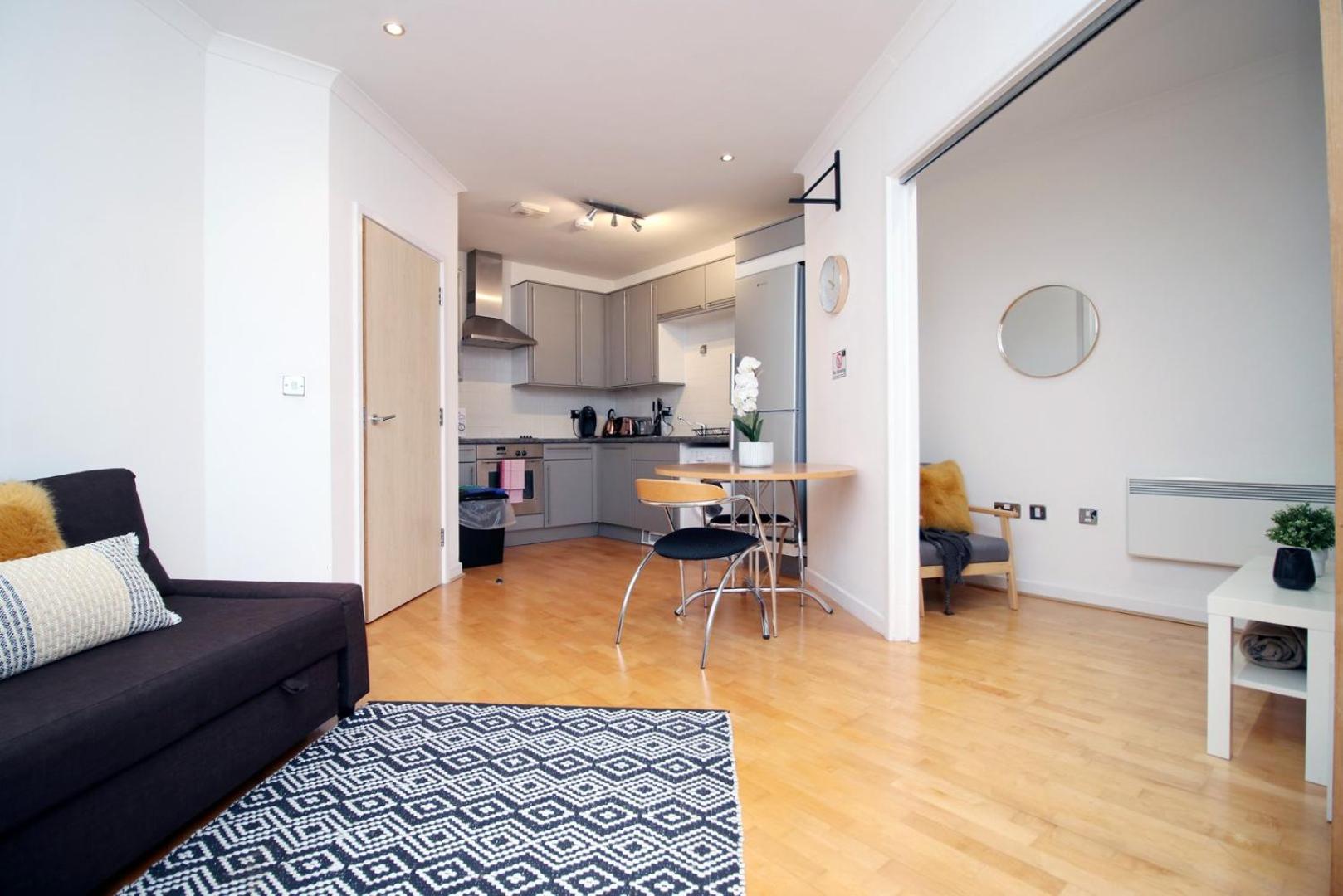 Centrally Located Spacious 2Br | Cohost Partners Cardiff Extérieur photo