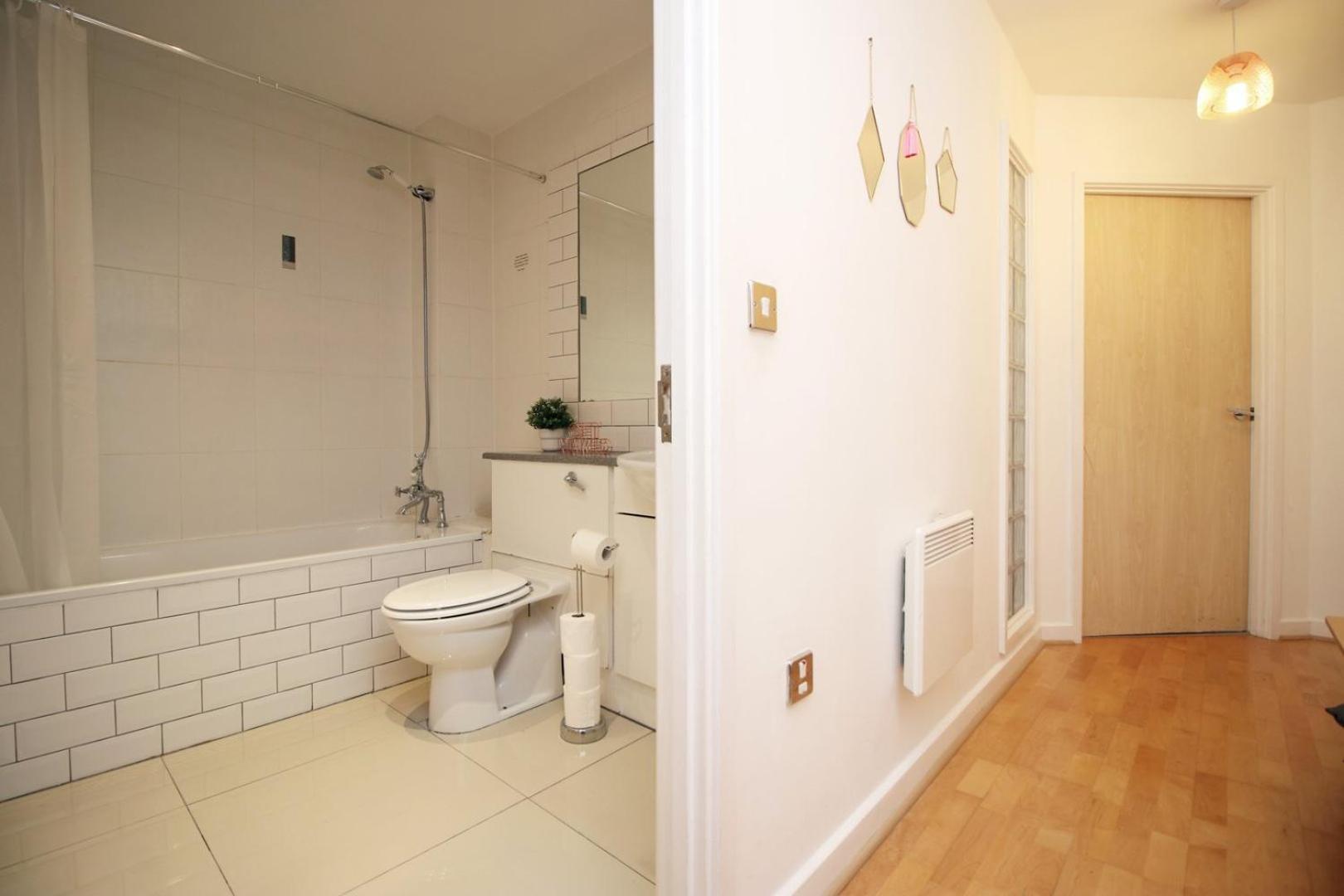 Centrally Located Spacious 2Br | Cohost Partners Cardiff Extérieur photo