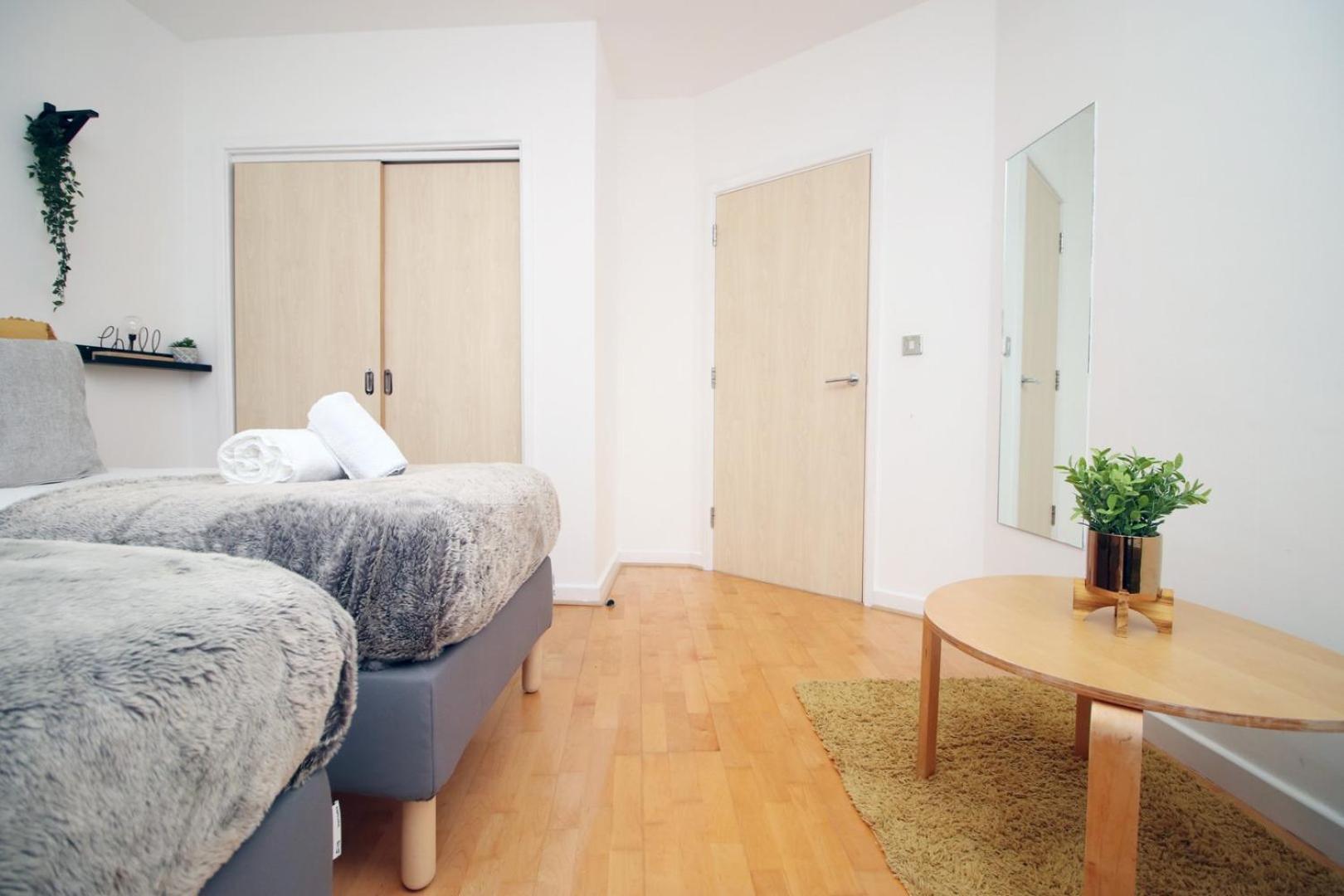 Centrally Located Spacious 2Br | Cohost Partners Cardiff Extérieur photo